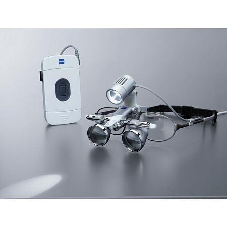Carl Zeiss EyeMag Light II - мощный LED-осветитель с максимальной интенсивностью освещения 50000 люкс для высокой детализации 